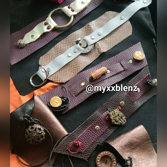 Leather adjustable cuff bracelet with African Krobo glass bead, vintage button - Picture 6 of 6